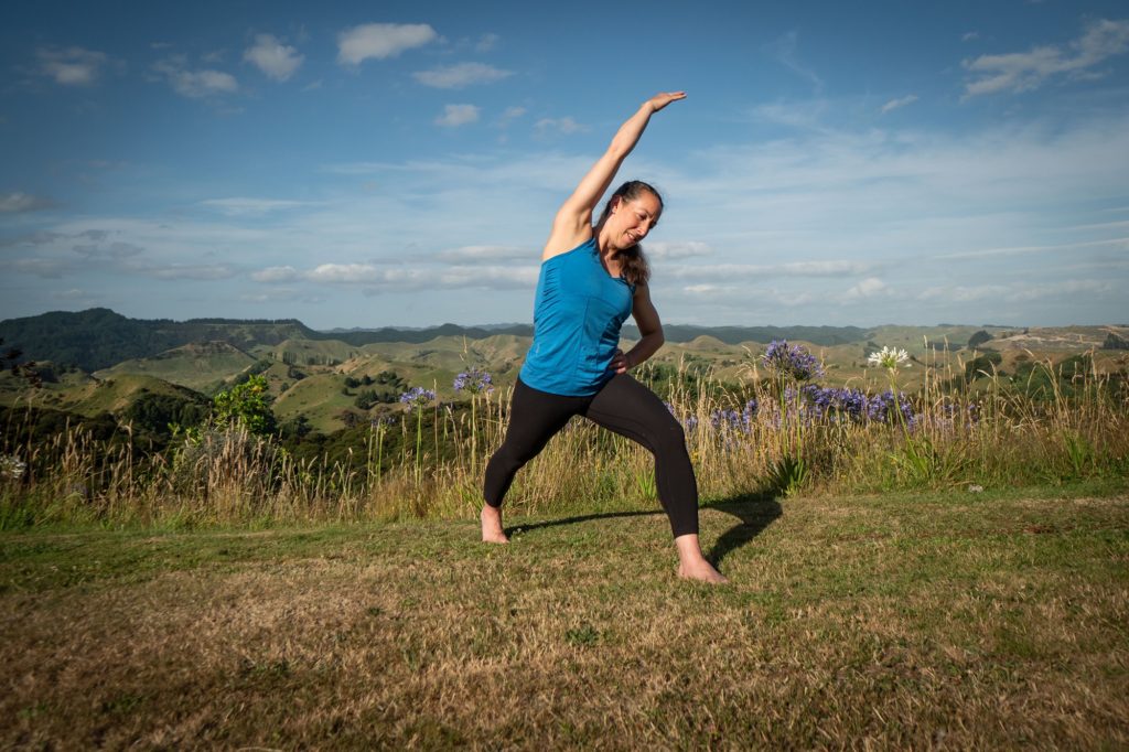 crescent lunge with side tip